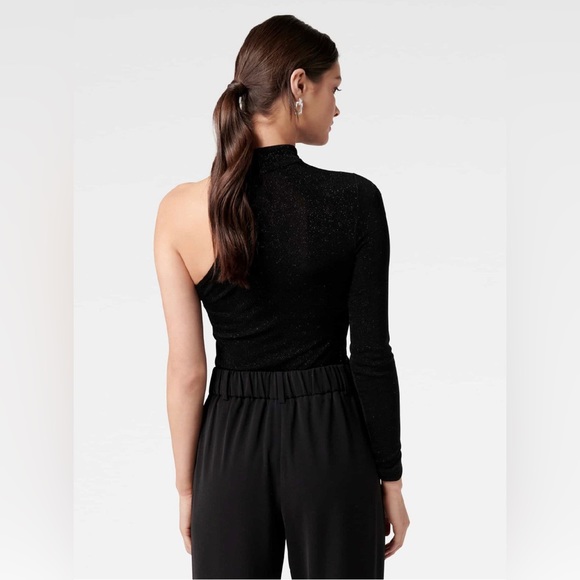 Forever New Amelia Asymmetrical Glitter Top - Picture 2 of 4